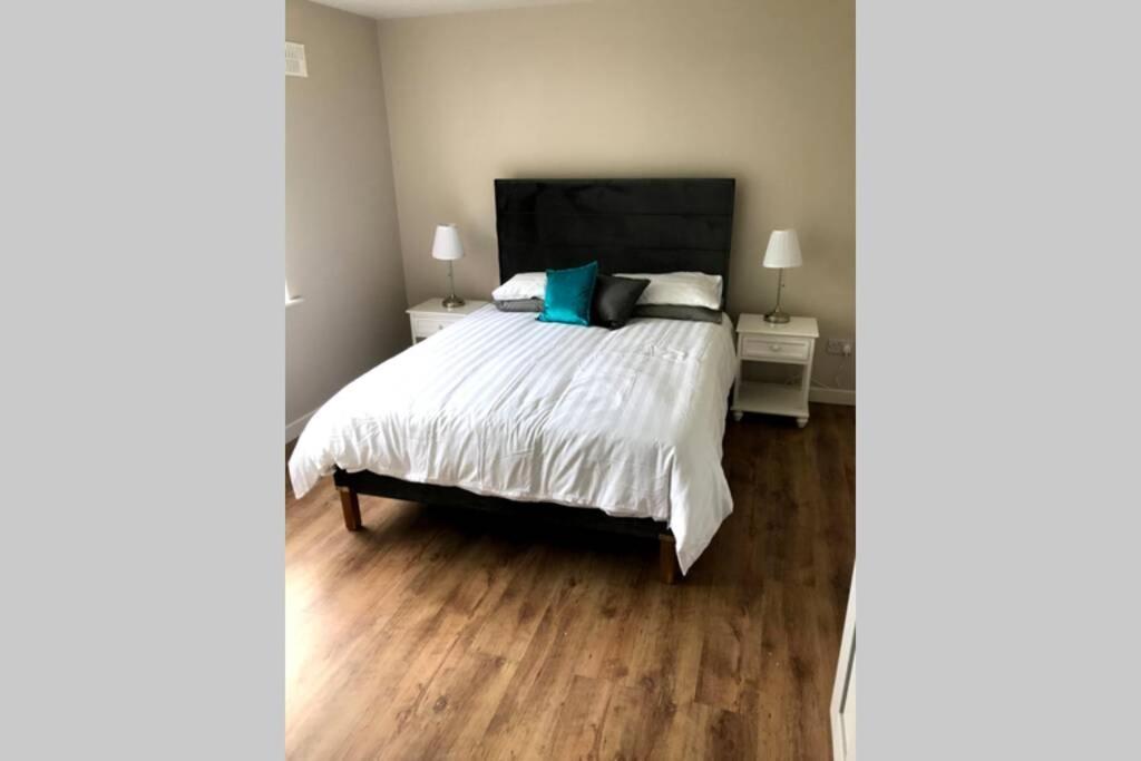 Stylish 3 Bed Apartment With Lough Atalia Views Galway Buitenkant foto